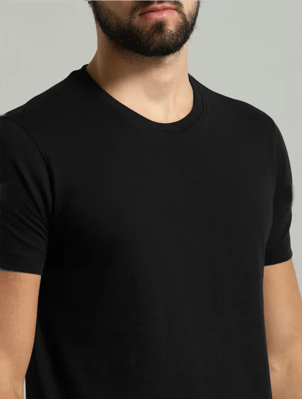 Black_Round_Neck_Cotton_Blend_Stylish_Fashionable_Tshirt_For_Men